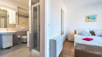 A3 - Premium Apartment, Sea View | 浴室 | 淋浴設備、風筒、提供毛巾、番梘