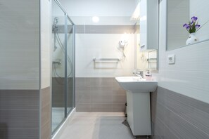 A1 - Romantic Apartment, Sea View | バスルーム | シャワー、ヘアドライヤー、タオル、石鹸