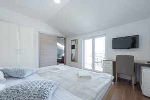 A6 - Exclusive Apartment, Sea View | Allergitestet sengetøy, safe på rommet og skrivebord
