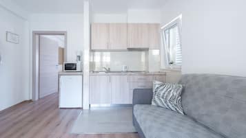 A5 - Deluxe Apartment, Sea View | Cozinha privada | Geladeira, micro-ondas, cooktop, cafeteira/chaleira