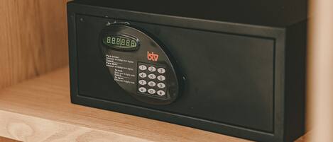 Una cassaforte nera con tastierino numerico digitale e display che mostra '8888.8.8.8'.