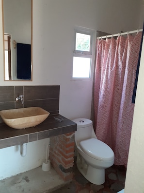 Habitación estándar | Baño | Regadera, jabón, papel de baño 