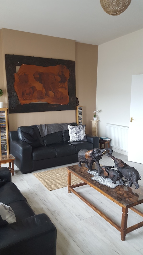 Superior appartement, meerdere bedden, gedeeltelijk uitzicht op zee | Woonruimte | Een ledtelevisie en Netflix
