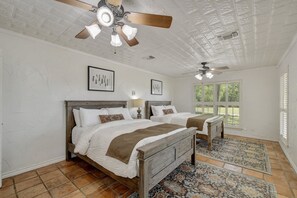 5 chambres, lit avec matelas en mousse à mémoire