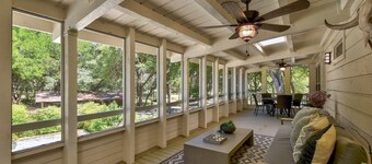 Ekstraordinært plantage-stil hjem på 4 acres, blanding af rustikke og moderne stilarter 