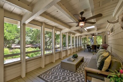 Southern Charm - HUGE Hill Country Home on 4 Acres w/Pool, Hot Tub & Fire Pit