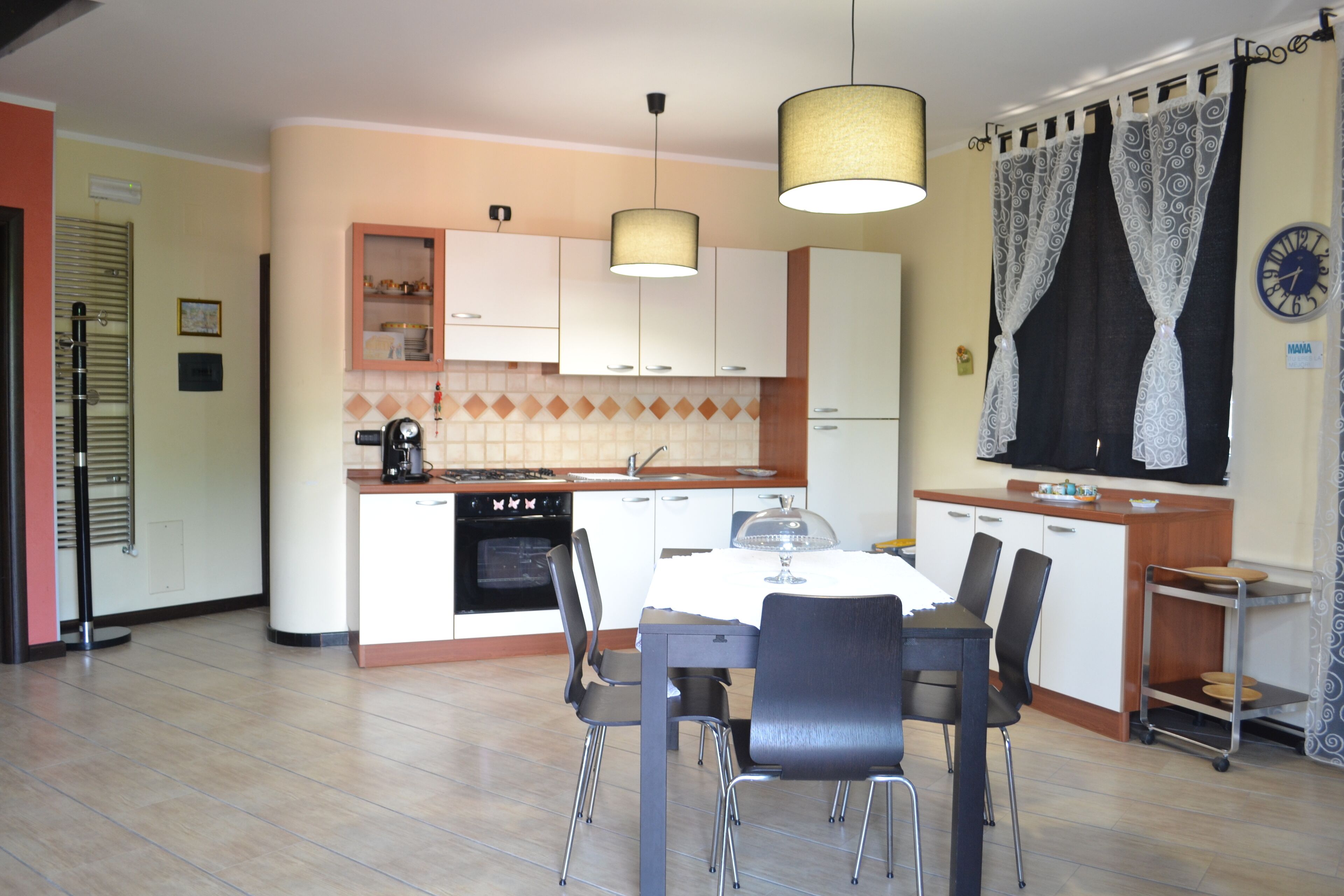 Kühlschrank, Ofen, Herdplatte, Kochgeschirr/Geschirr/Besteck