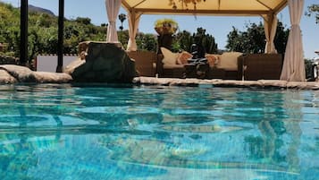 Een buitenzwembad, een verwarmd zwembad