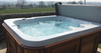 Set on a working Dairy farm stunning views, a hot tub and pet freindly