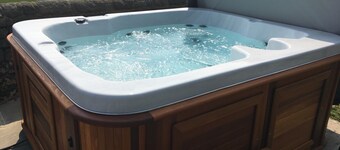 Stellen Sie sich auf einer Molkerei einen atemberaubenden Blick, einen Whirlpool und ein Haustier