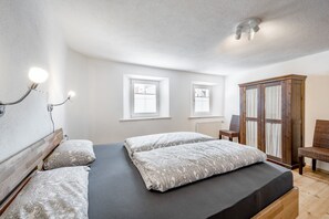 3 chambres, bureau, Wi-Fi gratuit, draps fournis