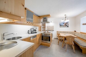 Fridge, oven, dishwasher, coffee/tea maker - Holiday house Alpenblick in Oetz - detached house up to 6 people - centrally located (Oetz)