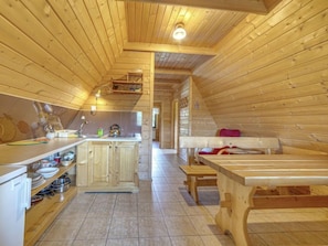 Réfrigérateur, batterie de cuisine, vaisselle et ustensiles