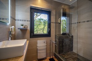 Baignoire, sèche-cheveux, serviettes fournies, savon