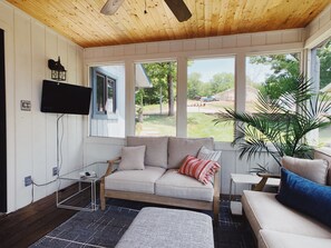 Smart TV, chimenea, videojuegos y futbolito 