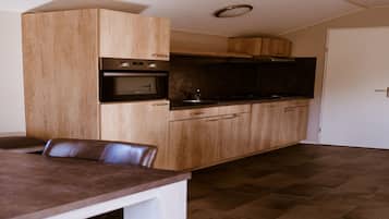Fridge, dishwasher, cookware/dishes/utensils