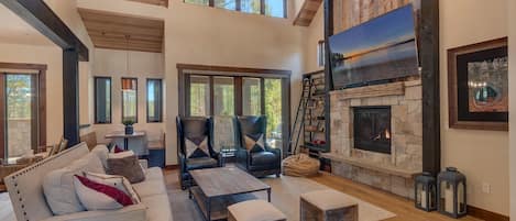 Taulutelevisio, takka, pöytäjalkapallopöytä, stereot