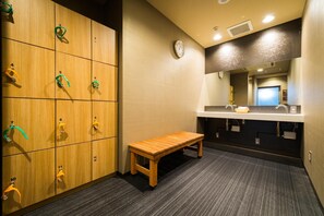 A locker room with numbered lockers, a wooden bench, a sink, and a clock on the wall. - Super Hotel Inn Kurashiki Mizushima (Kurashiki)