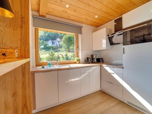 Fridge, microwave, dishwasher, cookware/dishes/utensils