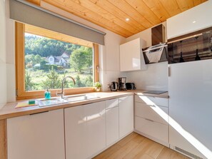 Kühlschrank, Mikrowelle, Geschirrspüler, Kochgeschirr/Geschirr/Besteck