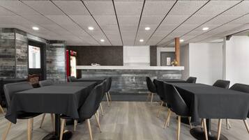 朝食 (コンチネンタル ブレックファスト)、毎日提供 (無料)