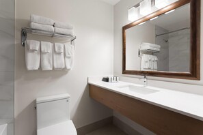 Tina con regadera, amenidades de baño gratuitas, secadora de cabello 