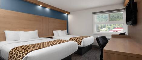 Een bureau, een laptopwerkplek, verduisterende gordijnen