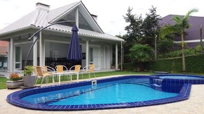 Outdoor pool, pool loungers - Casa da Piscina Bento Gonçalves (Bento Gonçalves)