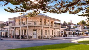 A multi-story building with balconies, outdoor seating, and a street view. - Koonya Sur Mer Coastal Sorrento Escape (Sorrento)