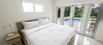 Luxury 5BR 3 Baths On the water Great Location 5 Min to Beach  Heated Salt pool 