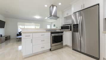 Kühlschrank, Mikrowelle, Ofen, Herdplatte