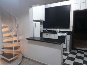 Fridge, oven, stovetop, cookware/dishes/utensils - Five Bedroom House with Pool - Close to Beach (Califórnia)