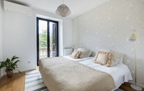 3 bedrooms, desk, iron/ironing board, travel crib