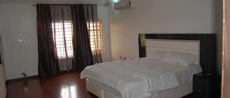 Select Comfort beds, desk, blackout curtains, free WiFi