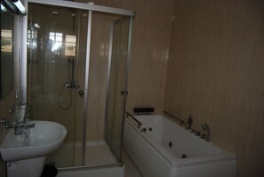 Family Room | Bathroom