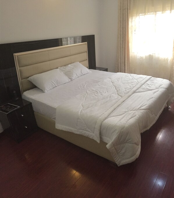 Comfort Room | Select Comfort beds, desk, blackout curtains, free WiFi