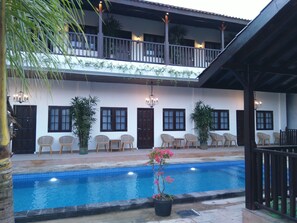 Piscine extérieure, parasols de plage, chaises longues