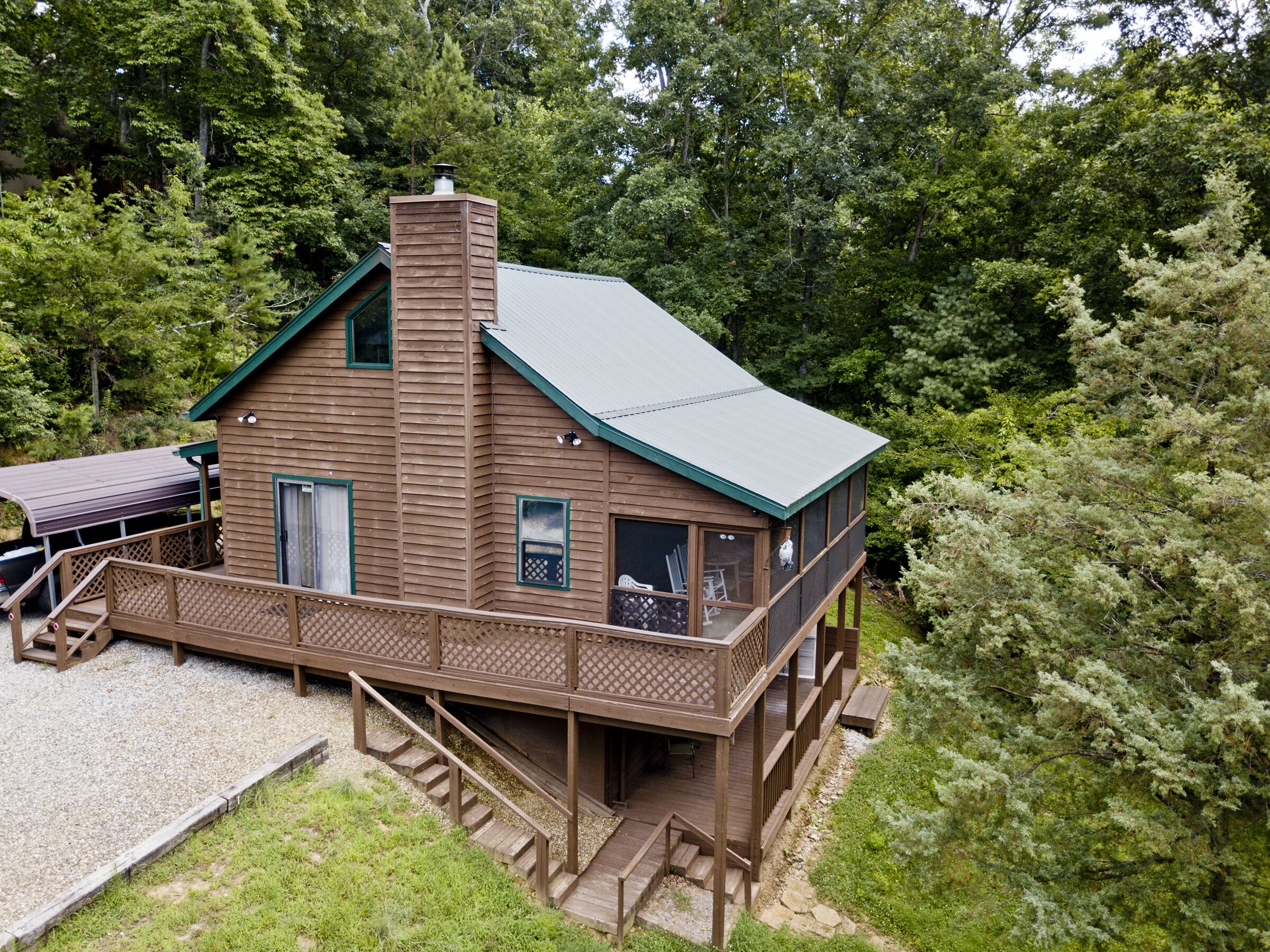 The Cabin Cove Pet Friendly cabin with creek frontage. 3 bedroom, internet