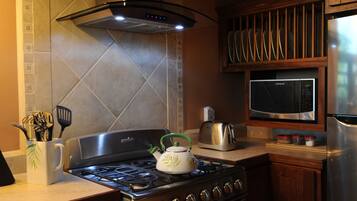 Grand réfrigérateur, micro-ondes, four, plaque de cuisson