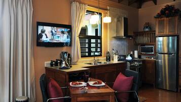 Grand réfrigérateur, micro-ondes, four, plaque de cuisson