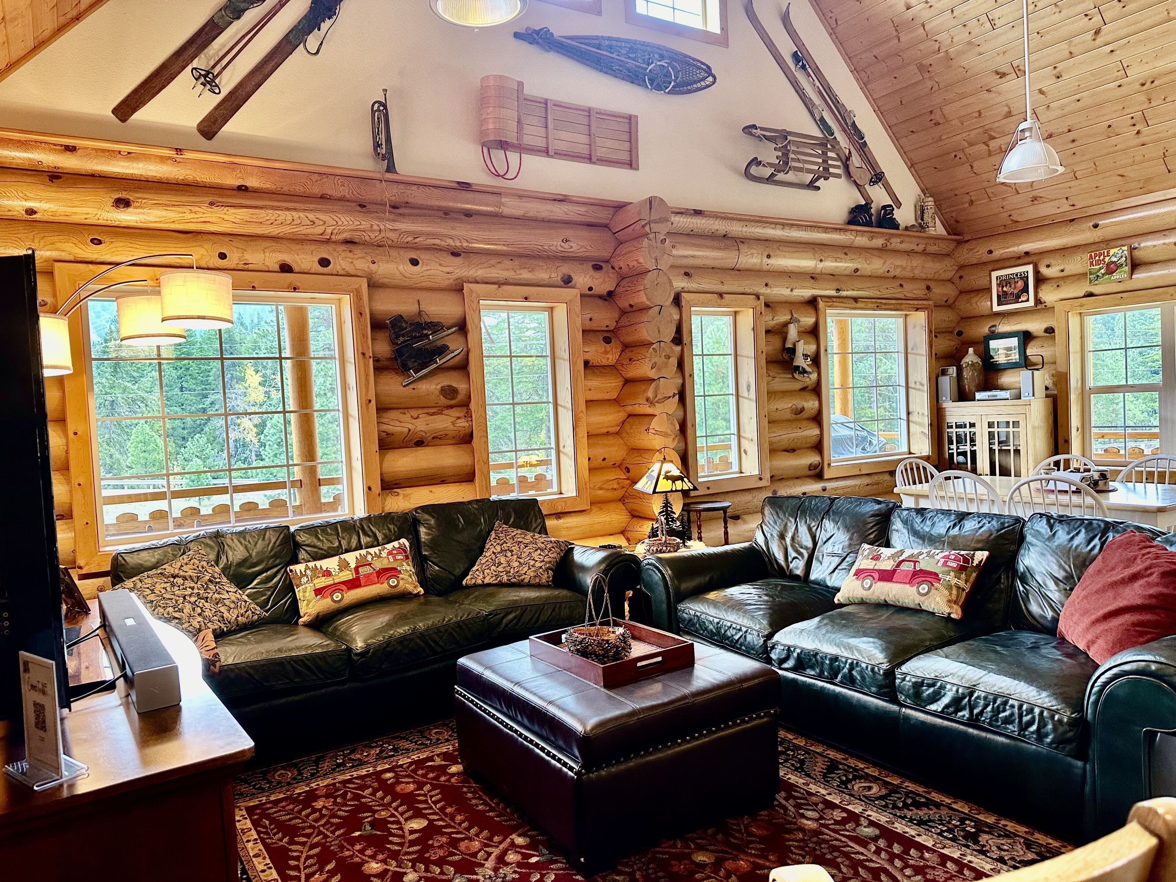 Spacious Leavenworth Log Home in a Peaceful Setting 