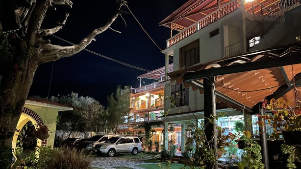 A two-story building with a balcony and a covered patio area. - Jabel Tinamit Hotel & Villas (Panajachel)