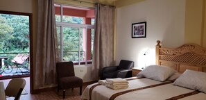 Escritorio, tabla de planchar con plancha, wifi gratis y ropa de cama 
