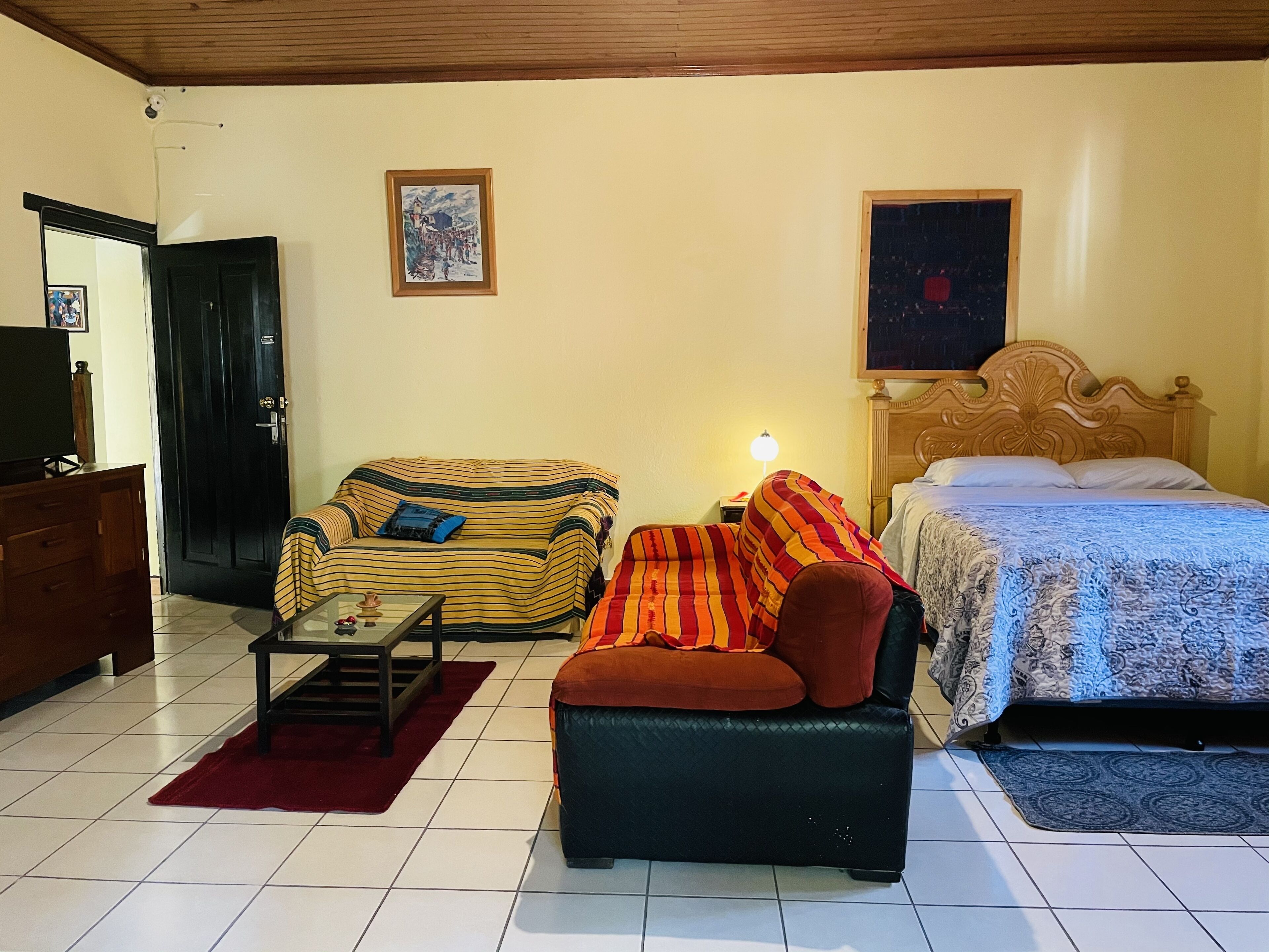 deluxe house, 2 bedrooms | living area | 32-inch flat-screen tv with cable channels, tv