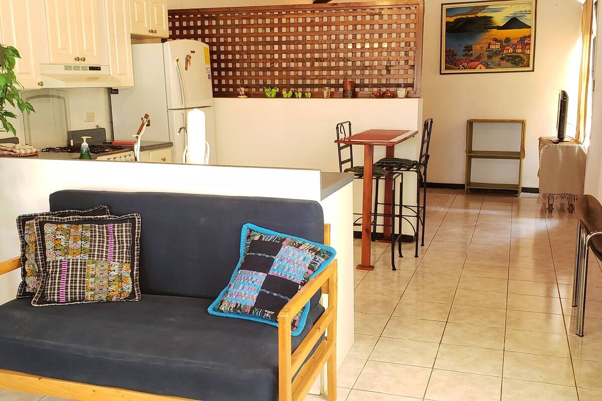deluxe house, 1 queen bed | living area | 32-inch flat-screen tv with cable channels, tv