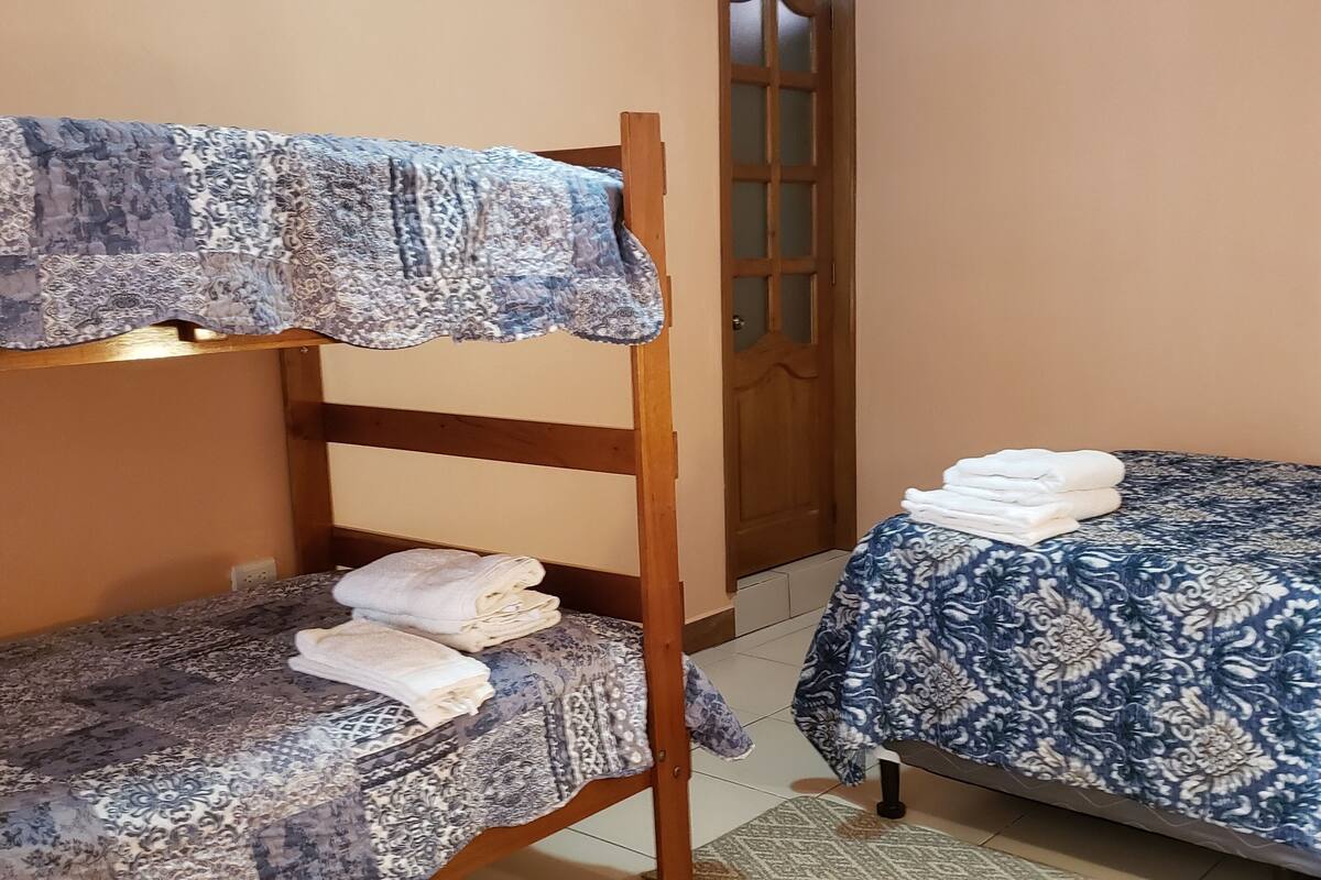 Suite Deluxe, 2 habitaciones, no fumadores, vistas al jardín | Escritorio, tabla de planchar con plancha, wifi gratis y ropa de cama