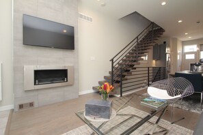 TV - Sleek + Posh! 4 Bed/3.5 Baths! +RoofDeck! - Sleeps 12! (Philadelphia)