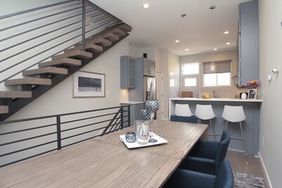 Sleek + Posh! 4 Bed/3.5 Baths! +RoofDeck! - Sleeps 12!