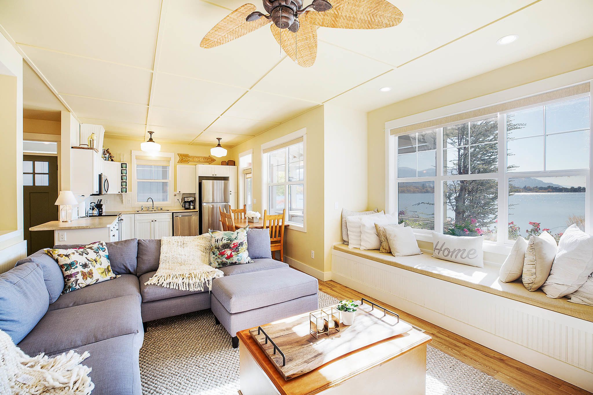 Premium Cottage, 4 Bedrooms, Lake View | Living room