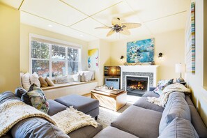 Premium Cottage, 4 Bedrooms, Lake View | Living room - Veranda Beach Cottages (Oroville)